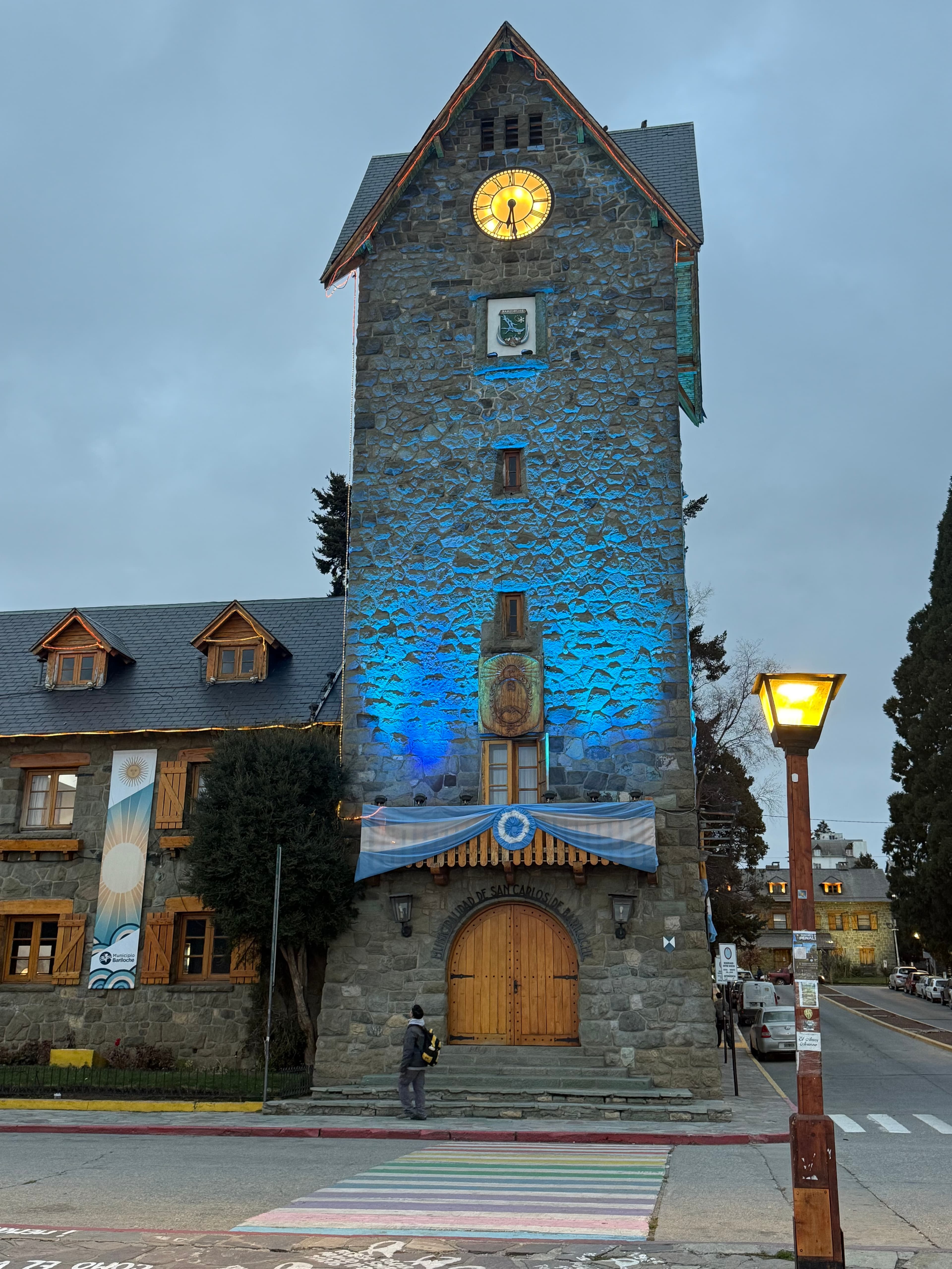 Centro cívico de Bariloche con la delegación en gira de estudio