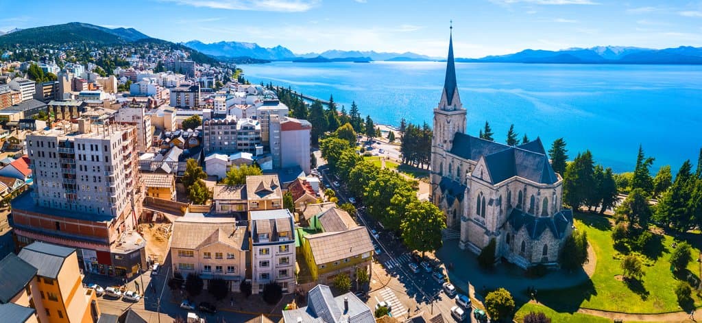 Vista panorámica de la catedral de Bariloche, el lago Nahuel Huapi y la ciudad patagónica